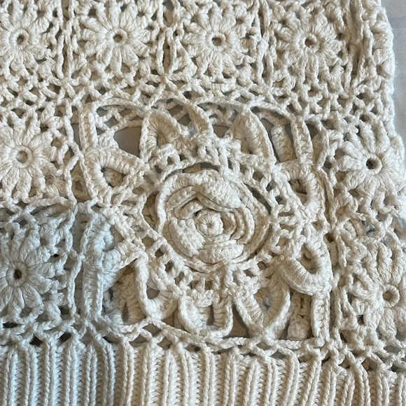 Samantha Hall Crochet V Neck Sweater In White Size Medium - Picture 8 of 10